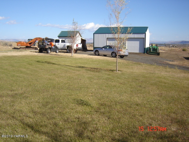 621 Hideaway Road Yakima, WA 98908 - Photo 19 of 26 a view of a house with a yard and sitting area