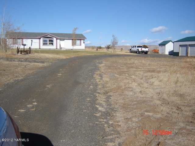 621 Hideaway Road Yakima, WA 98908 - Photo 3 of 26 a view of a yard and a garage