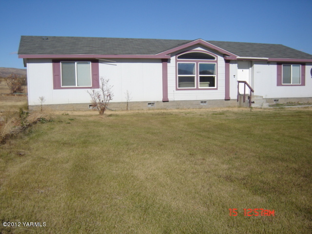621 Hideaway Road Yakima, WA 98908 - Photo 22 of 26 a front view of a house with a yard