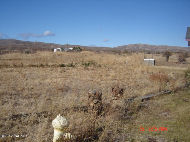 621 Hideaway Road Yakima, WA 98908 - Photo 23 of 26 a view of a yard with an outdoor space