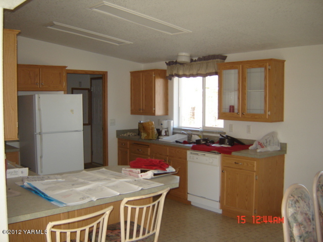 621 Hideaway Road Yakima, WA 98908 - Photo 24 of 26 a kitchen that has a sink and a stove in it