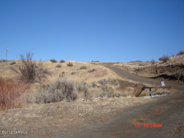 621 Hideaway Road Yakima, WA 98908 - Photo 26 of 26 a view of a dry yard with trees