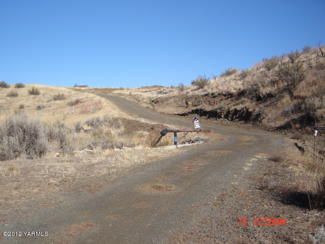 621 Hideaway Road Yakima, WA 98908 - Photo 4 of 26 a view of mountain view with trees in the background