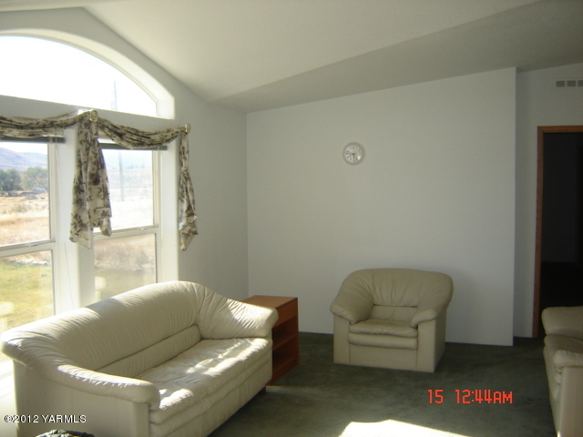 621 Hideaway Road Yakima, WA 98908 - Photo 5 of 26 a living room with furniture and a window