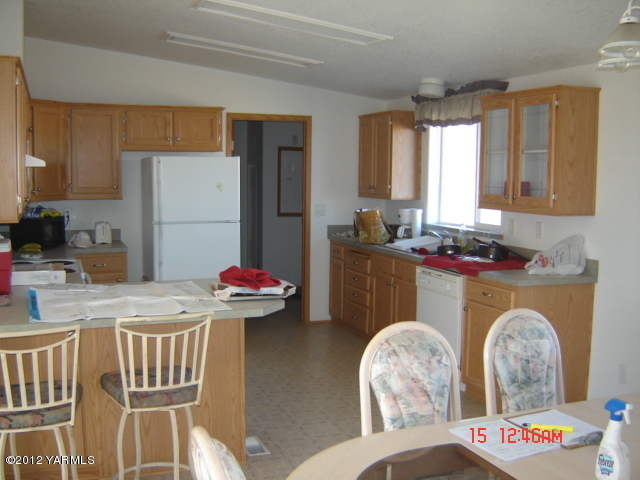 621 Hideaway Road Yakima, WA 98908 - Photo 7 of 26 a dining room with furniture a rug and wooden floor