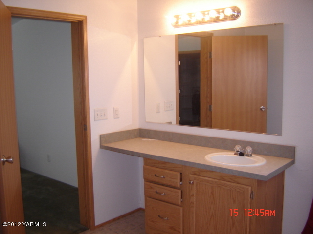 621 Hideaway Road Yakima, WA 98908 - Photo 8 of 26 a bathroom with a sink and a mirror