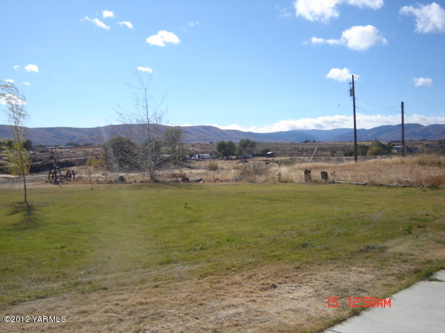 621 Hideaway Road Yakima, WA 98908 - Photo 10 of 26 a view of an ocean and a mountain