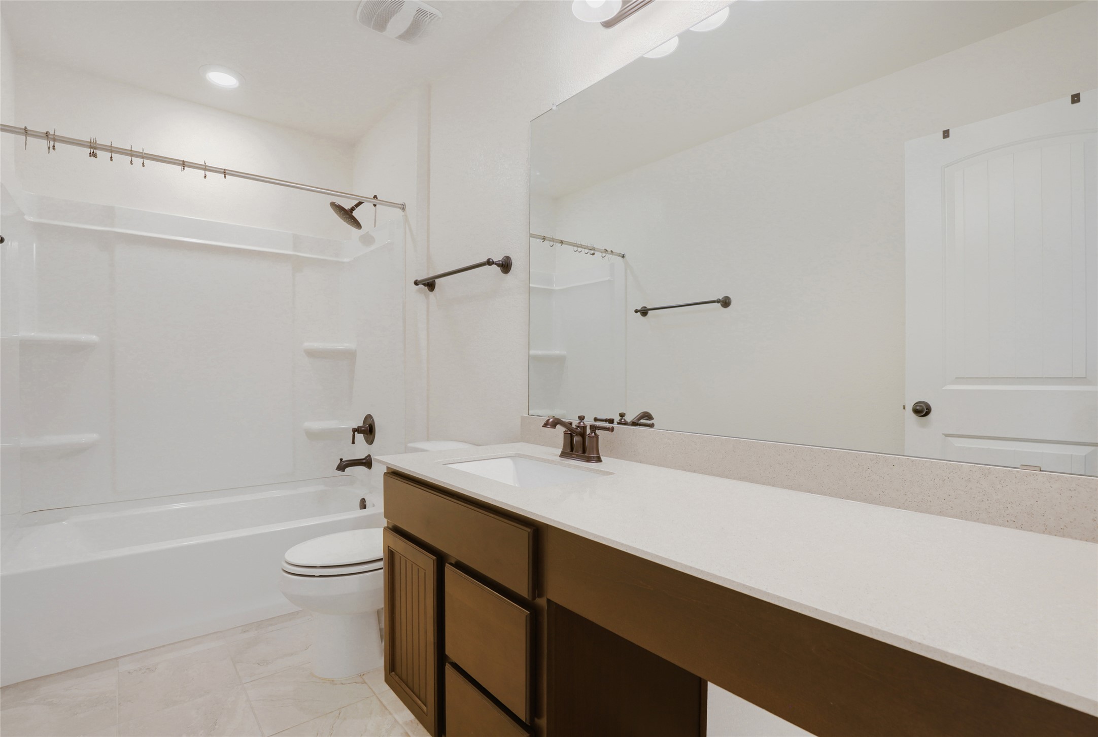 104 Kavanaugh Street Georgetown, TX 78628 - Photo 25 of 30 2nd full bathroom with tub/shower combination