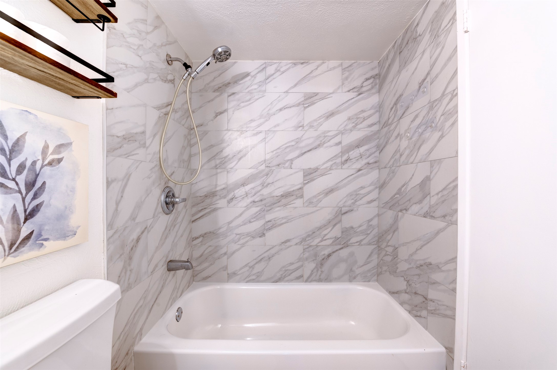 14323 Edenglen Drive Houston, TX 77049 - Photo 20 of 27 a bathroom with a bathtub