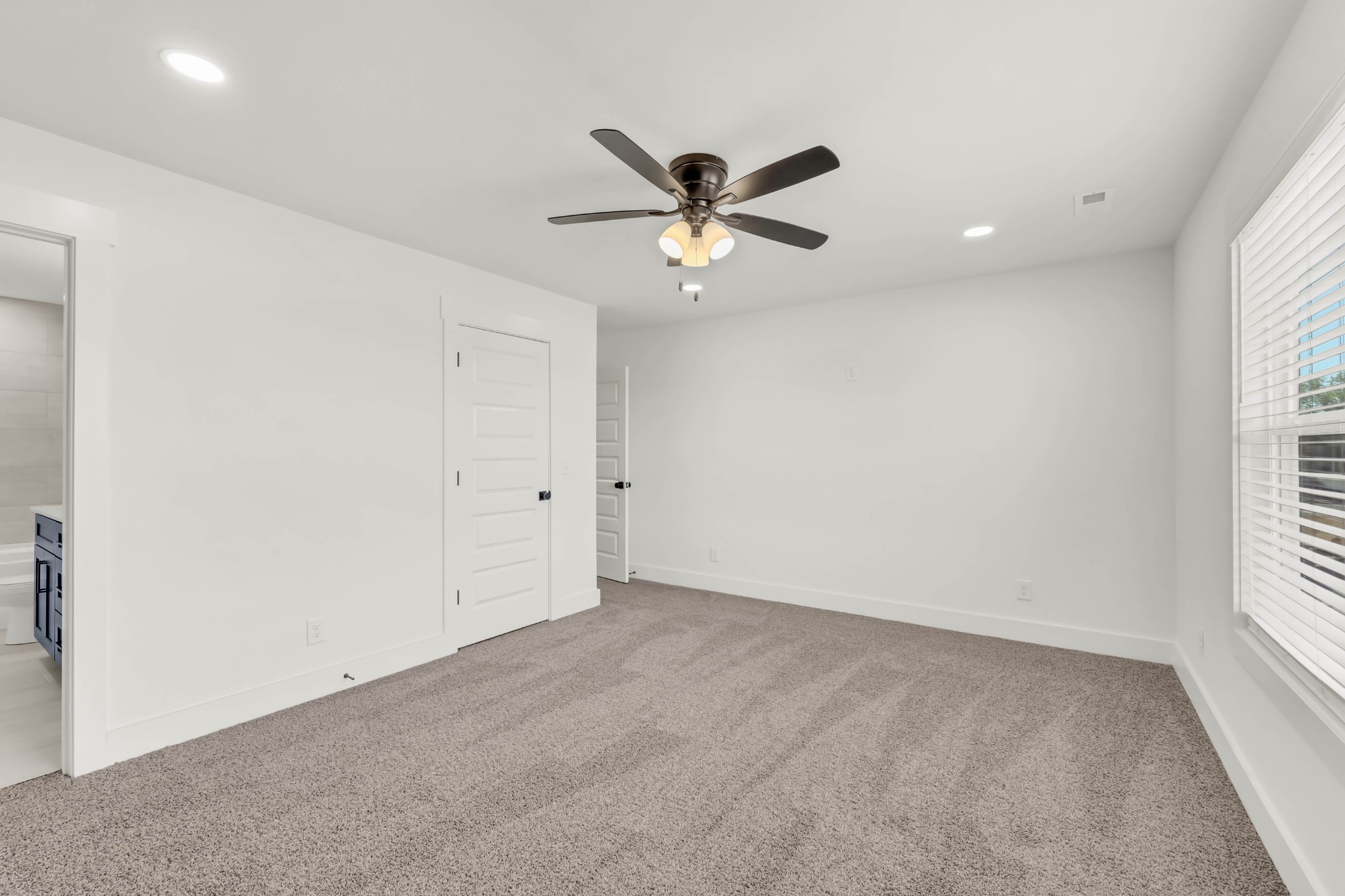 352 Front Rdg Circle Clarksville, TN 37042 - Photo 19 of 29 an empty room with a window and a ceiling fan
