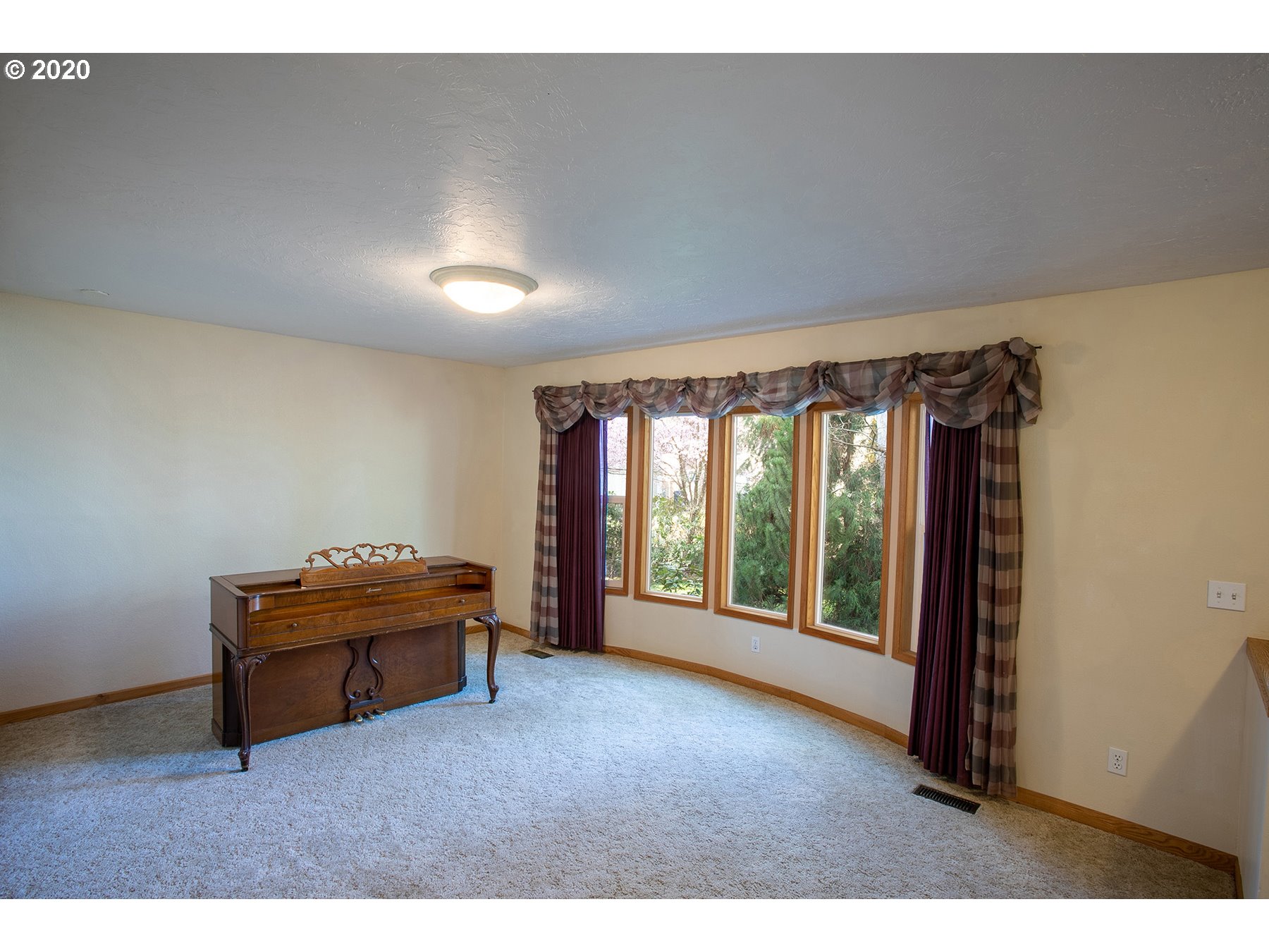 549 South 68th Place Springfield, OR 97478 - Photo 4 of 32 Gallery Image 4