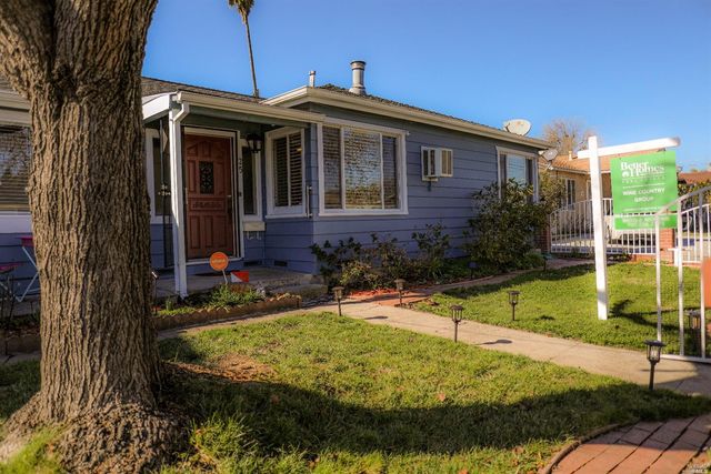 a view of a house with backyard and sitting area