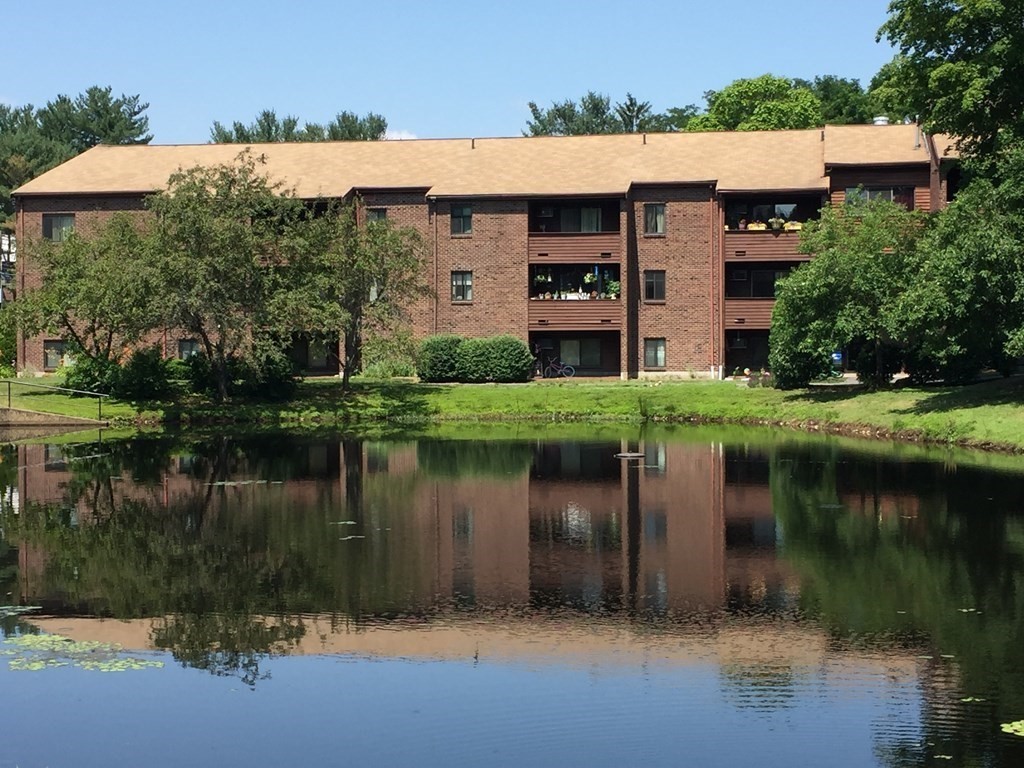an aerial view of residential house with outdoor space and lake