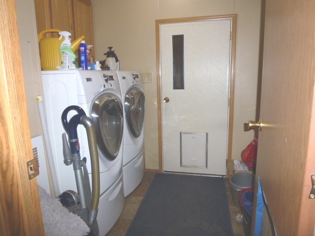 6009 Park Road Clinton, IL 61727 - Photo 15 of 15 a utility room with dryer and washer