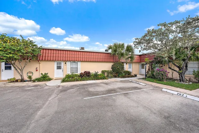 $169,000 | 292 Cape Cod Circle, Unit B, Lake Worth, FL 33467