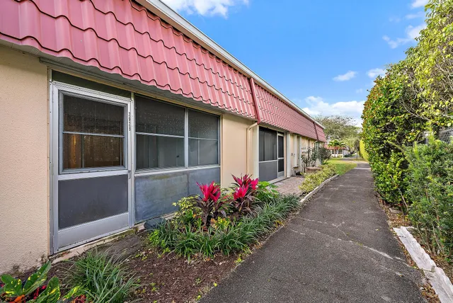 $169,000 | 292 Cape Cod Circle, Unit B, Lake Worth, FL 33467