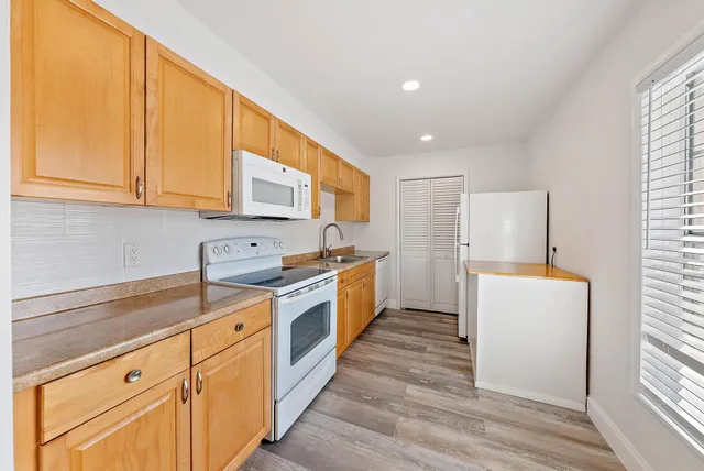 $169,000 | 292 Cape Cod Circle, Unit B, Lake Worth, FL 33467