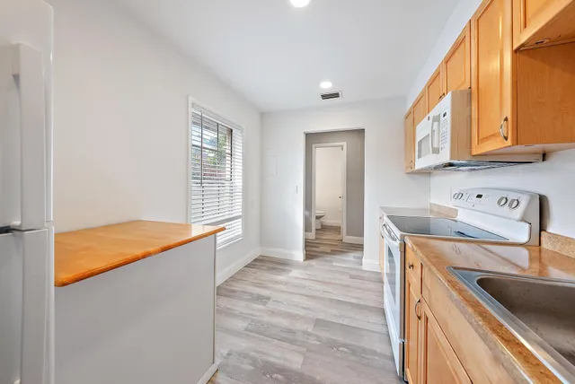 $169,000 | 292 Cape Cod Circle, Unit B, Lake Worth, FL 33467