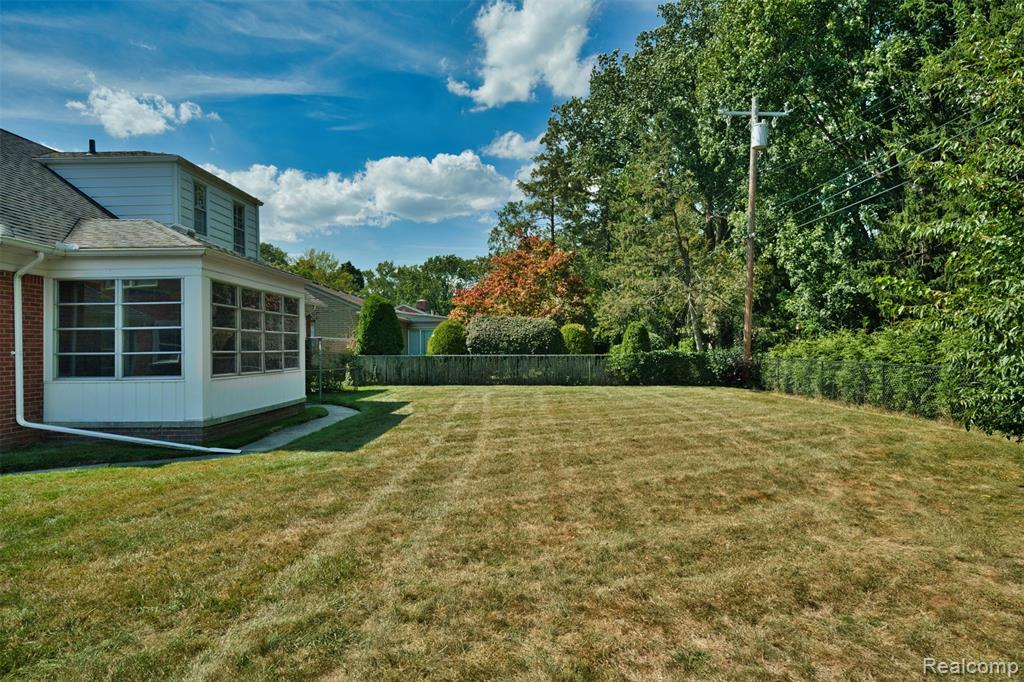 826 Shoreham Road Grosse Pointe Woods, MI 48236 - Photo 3 of 32