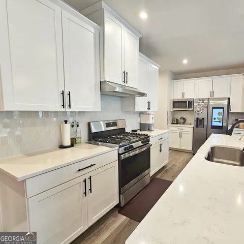a view of a livingroom with a ceiling fan