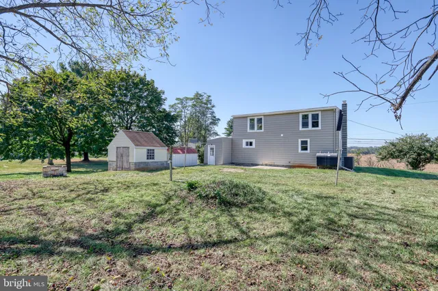 a picture of a book shelf