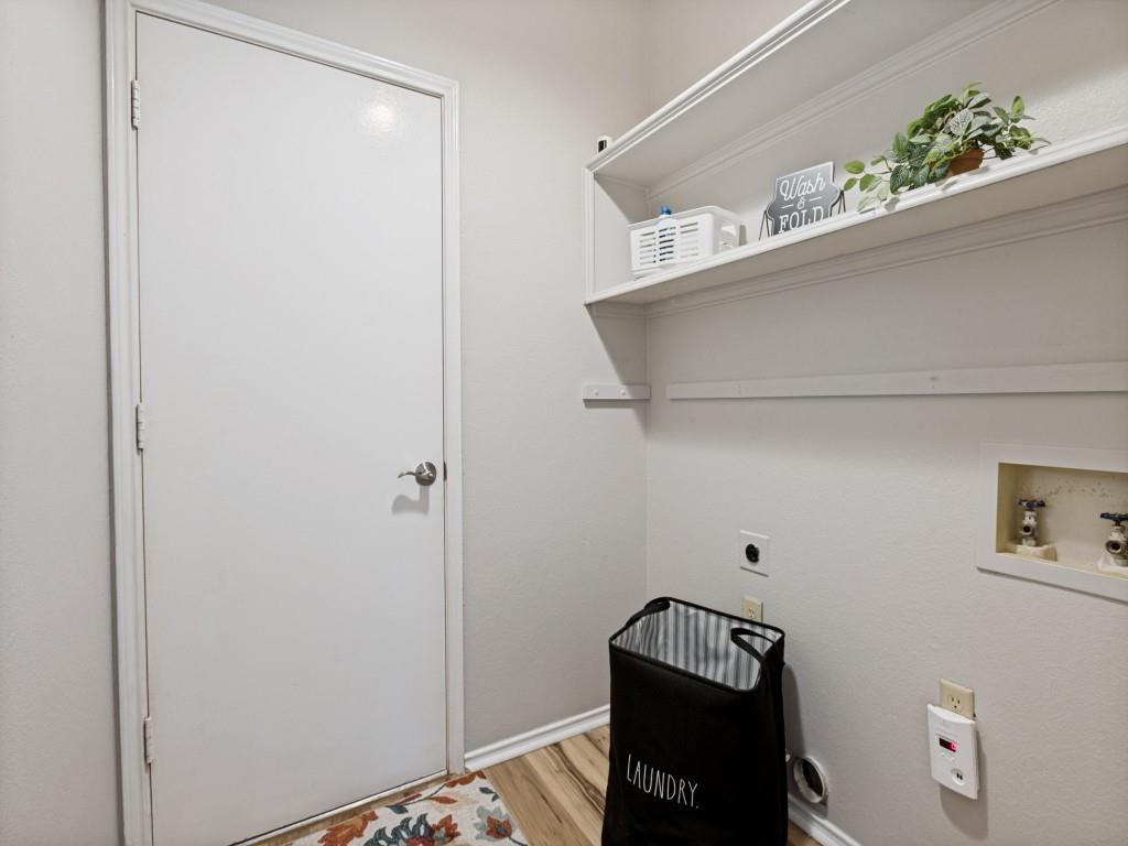 3605 Royal Valley Road Grand Prairie, TX 75052 - Photo 15 of 17 Laundry room has the option for gas or electric dryer.