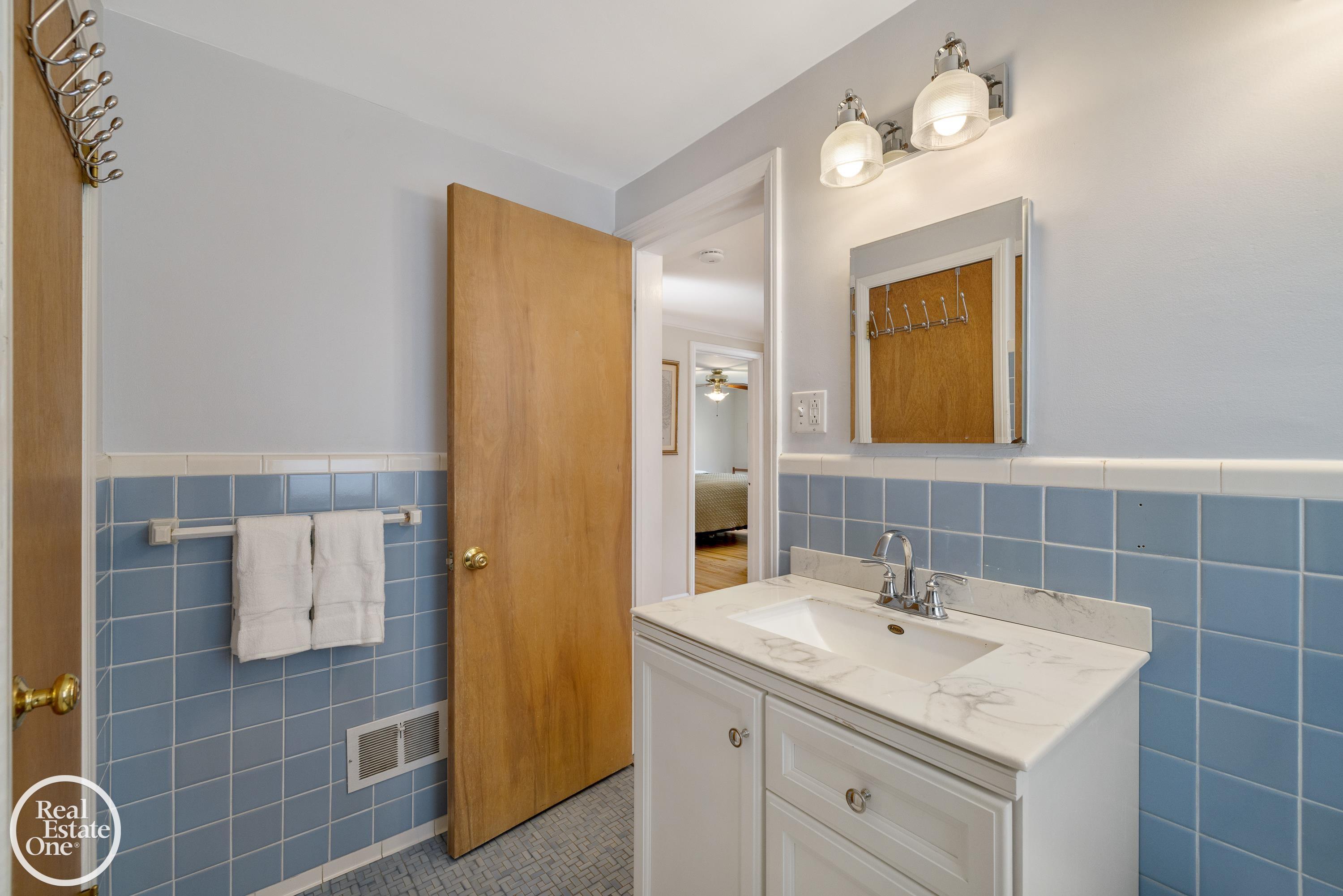 1623 Severn Road Grosse Pointe, MI 48236 - Photo 42 of 68 50202314-f56db821-d153-454a-80d0-c2c199e4c79c.JPG