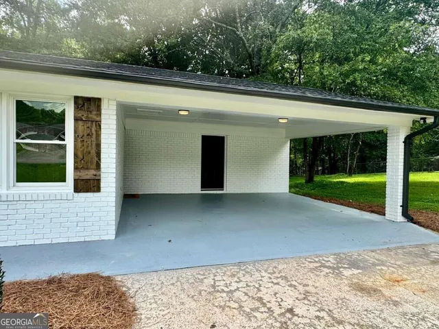 a view of a garage