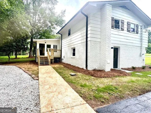 a view of backyard of the house