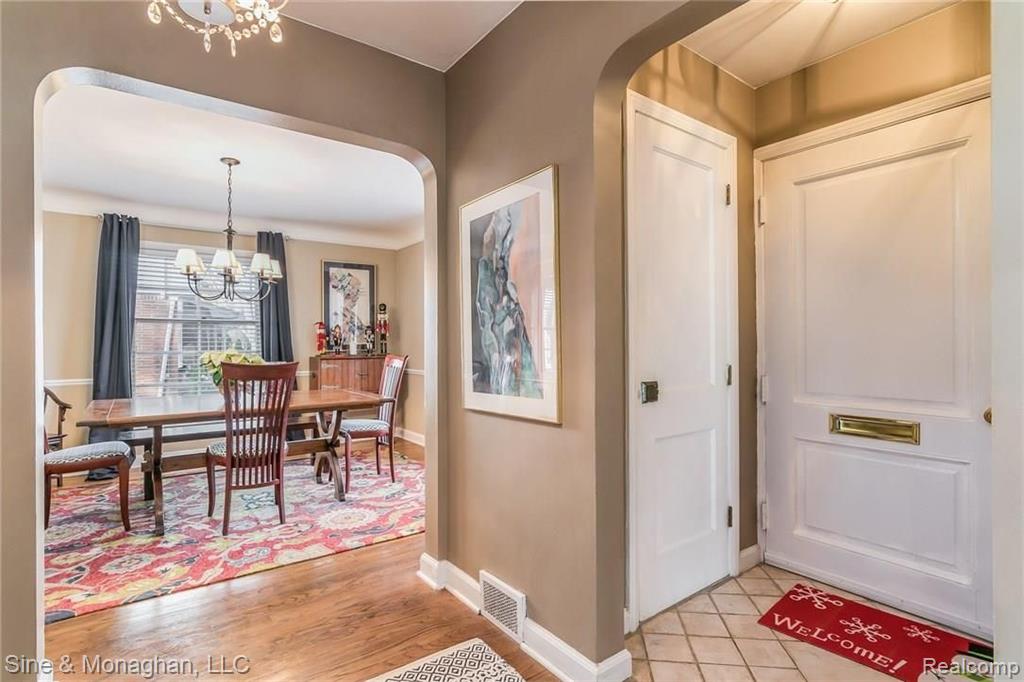 749 Hampton Road Grosse Pointe Woods, MI 48236 - Photo 2 of 18