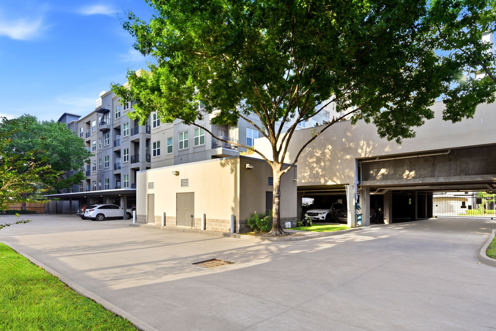 1010 Rosine Street, Unit 43 Houston, TX 77019 - Photo 48 of 48 a view of a building with a street