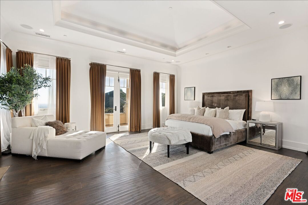 8 Beverly Ridge Terrace Beverly Hills, CA 90210 - Photo 29 of 74 a bedroom with a bed and a couch