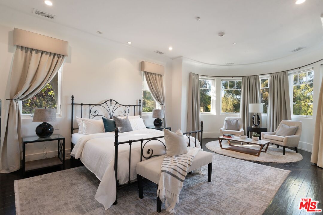 8 Beverly Ridge Terrace Beverly Hills, CA 90210 - Photo 59 of 74 a bedroom with a large bed and a couch