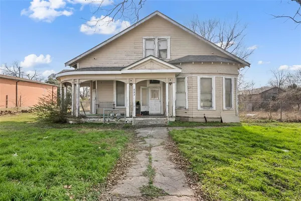 a view of a yard in front of house