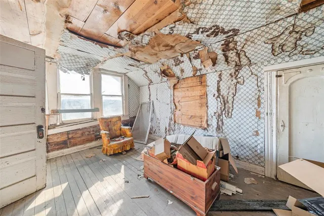 a view of entryway and livingroom