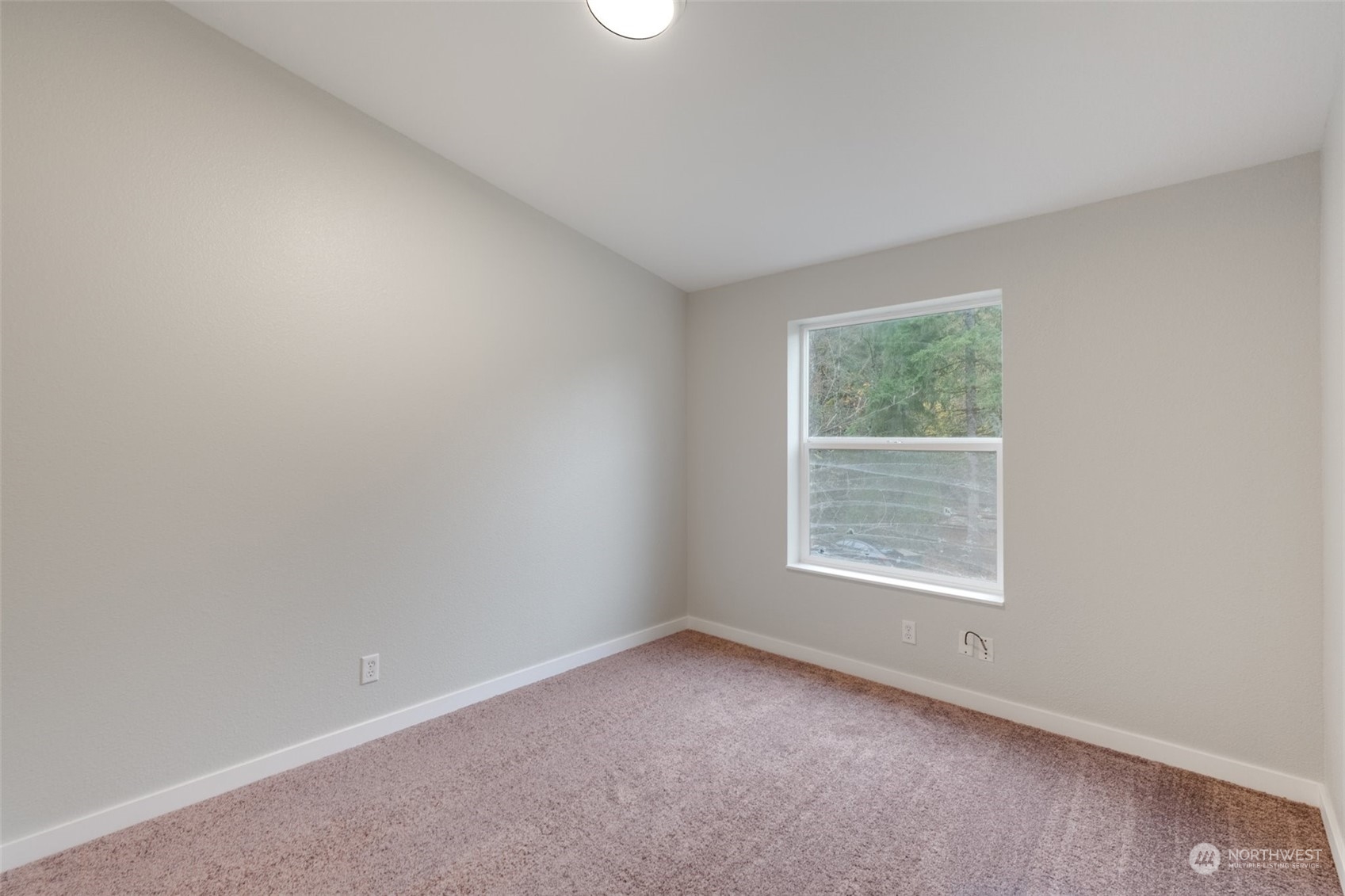 125 Hackett Road Longview, WA 98632 - Photo 13 of 34 an empty room with a window