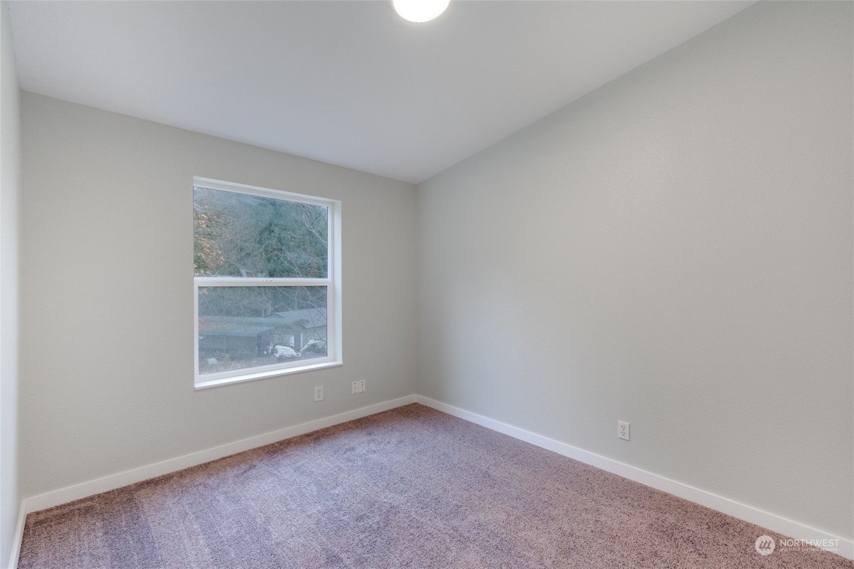 125 Hackett Road Longview, WA 98632 - Photo 15 of 34 an empty room with a window