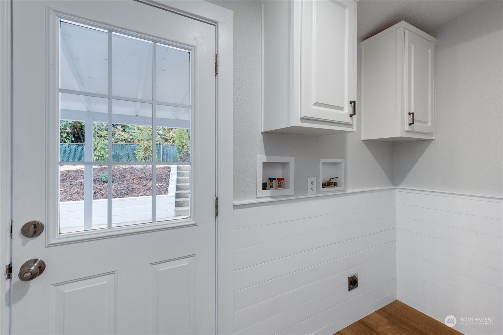 125 Hackett Road Longview, WA 98632 - Photo 17 of 34 a view of cabinets and window