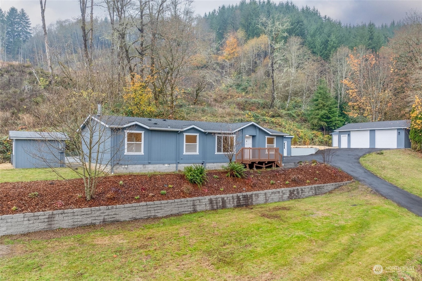 125 Hackett Road Longview, WA 98632 - Photo 2 of 34 a front view of a house with a yard and large trees