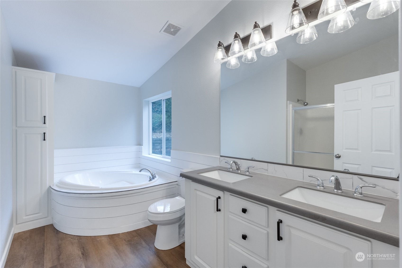 125 Hackett Road Longview, WA 98632 - Photo 21 of 34 a bathroom with a double vanity sink and a mirror