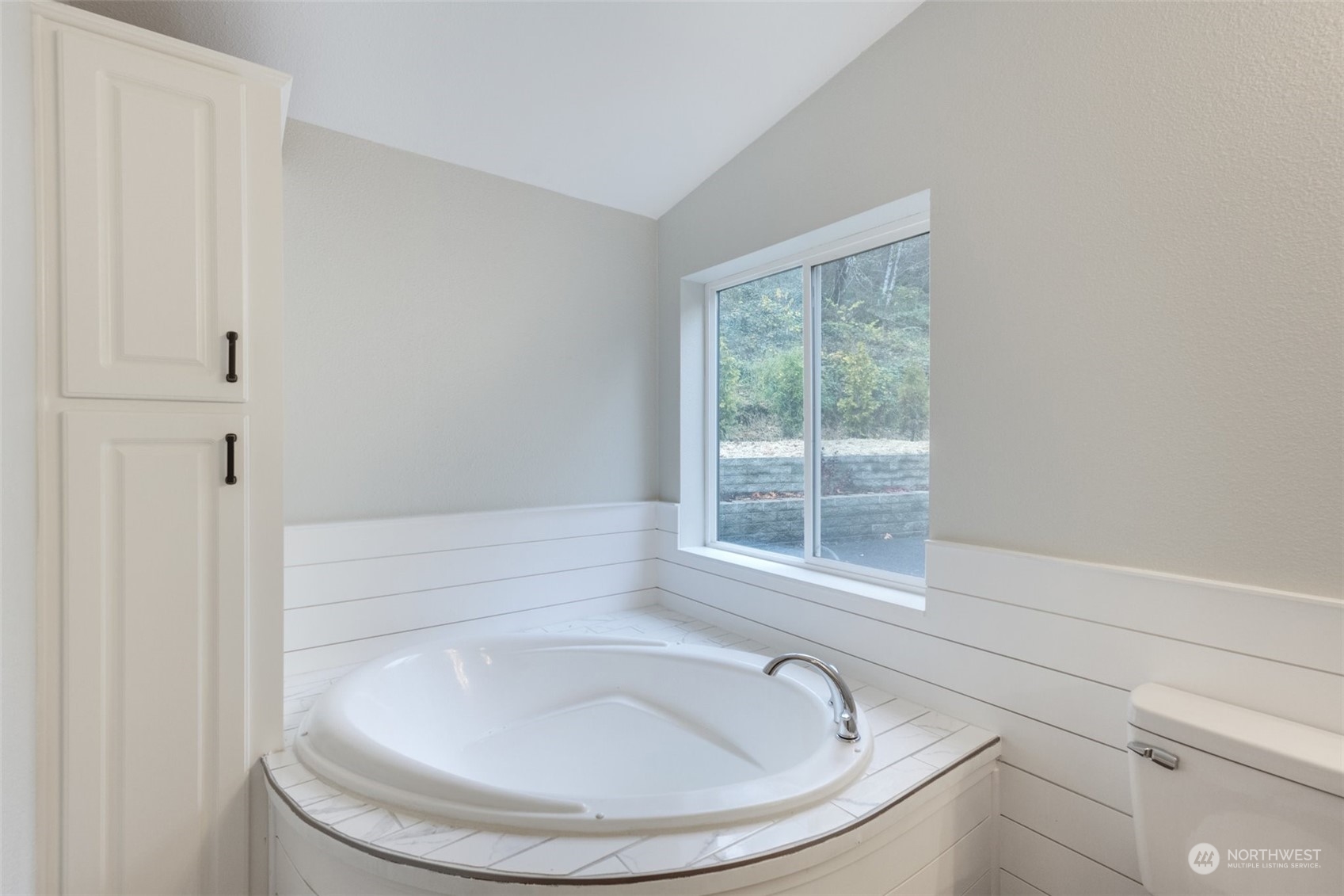 125 Hackett Road Longview, WA 98632 - Photo 22 of 34 a bathroom with a sink and bathtub