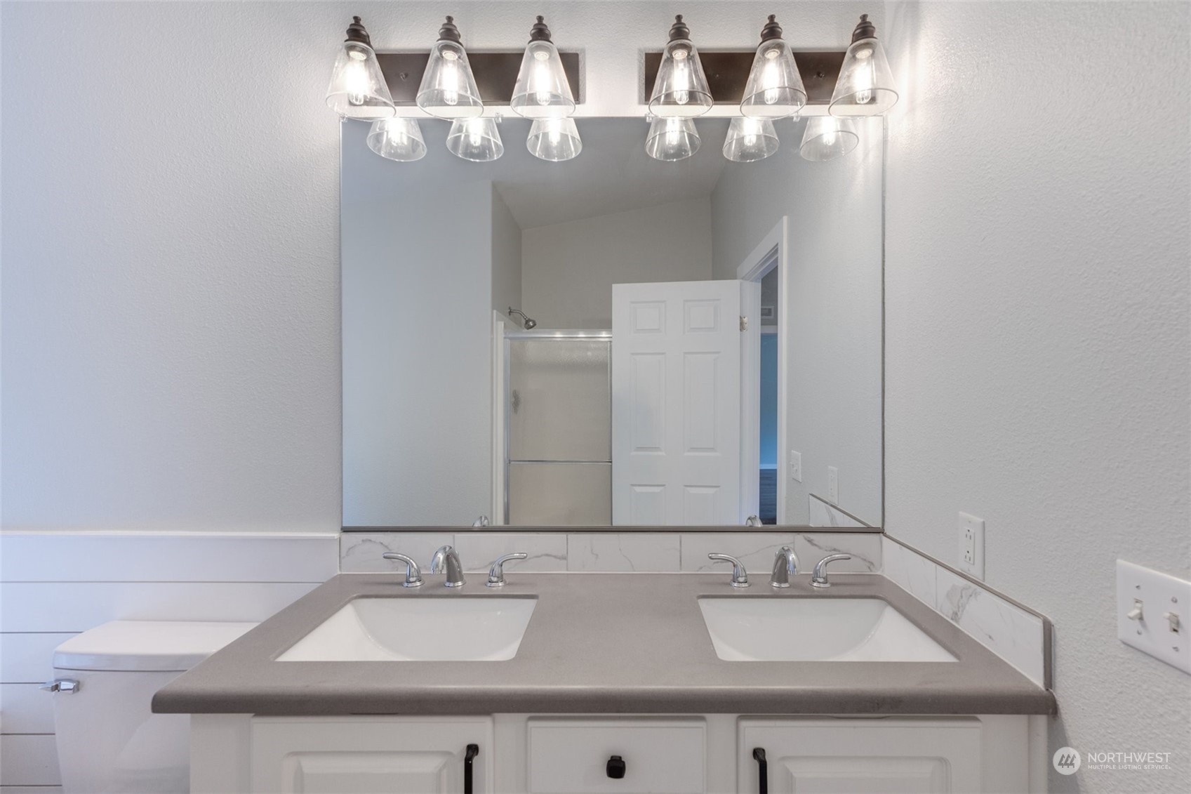 125 Hackett Road Longview, WA 98632 - Photo 24 of 34 a bathroom with a sink and a mirror
