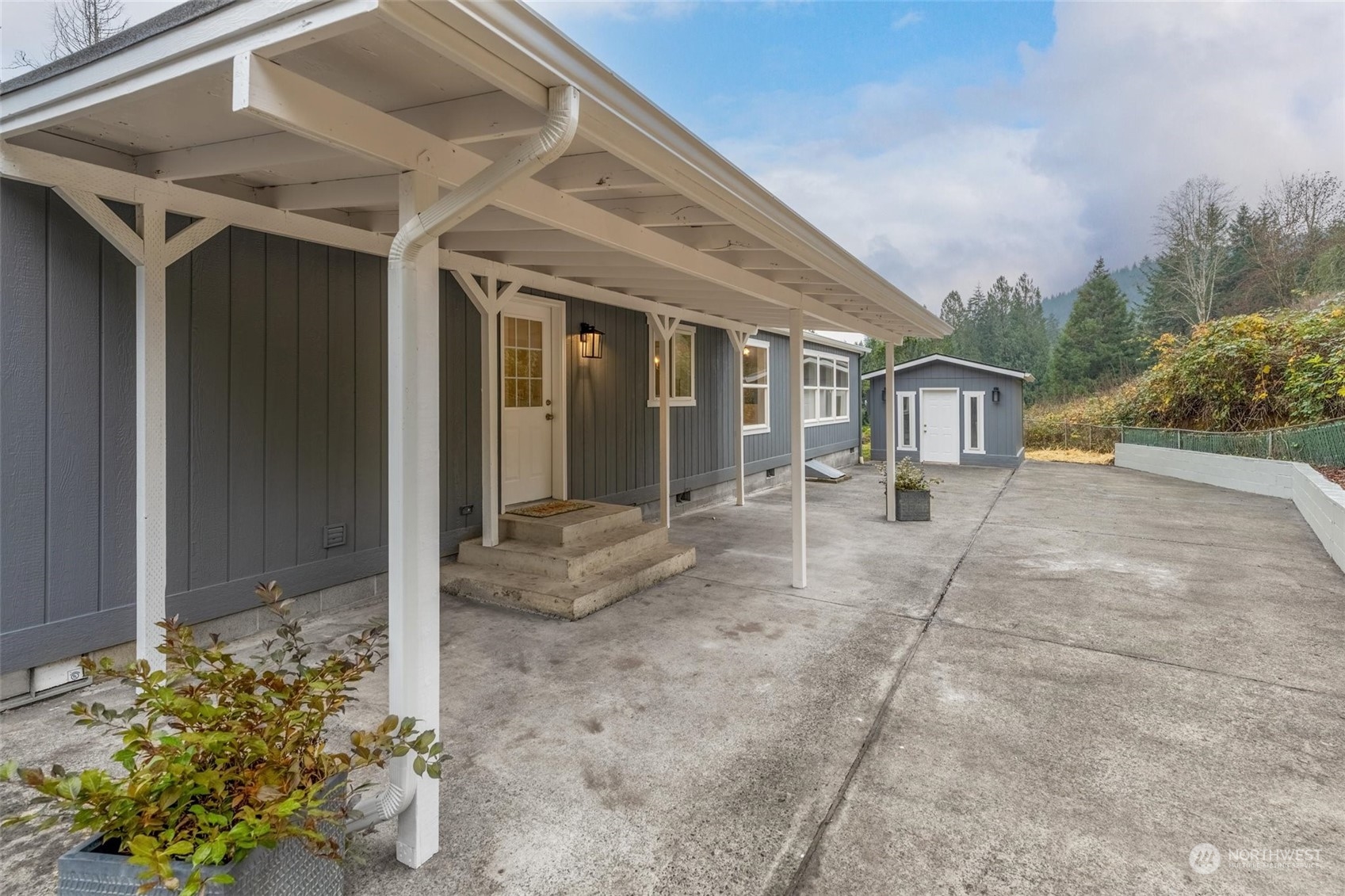125 Hackett Road Longview, WA 98632 - Photo 27 of 34 a view of a house with a patio