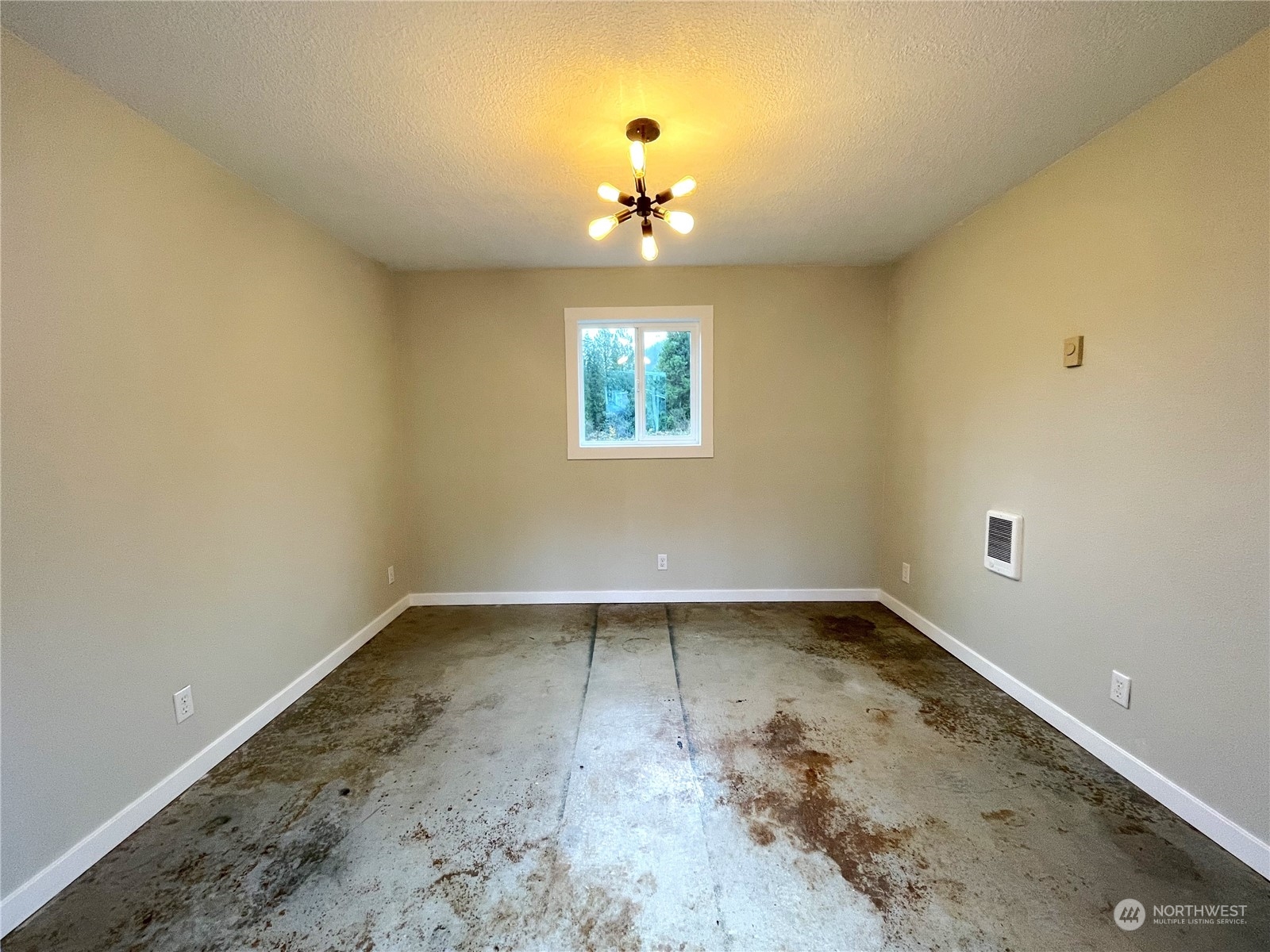 125 Hackett Road Longview, WA 98632 - Photo 29 of 34 an empty room with a window
