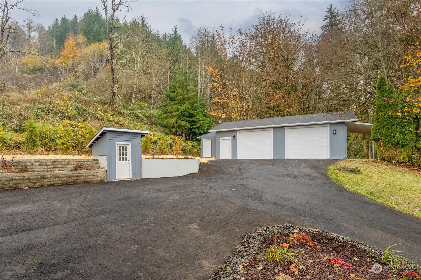 125 Hackett Road Longview, WA 98632 - Photo 3 of 34 a view of a house with a yard and large tree