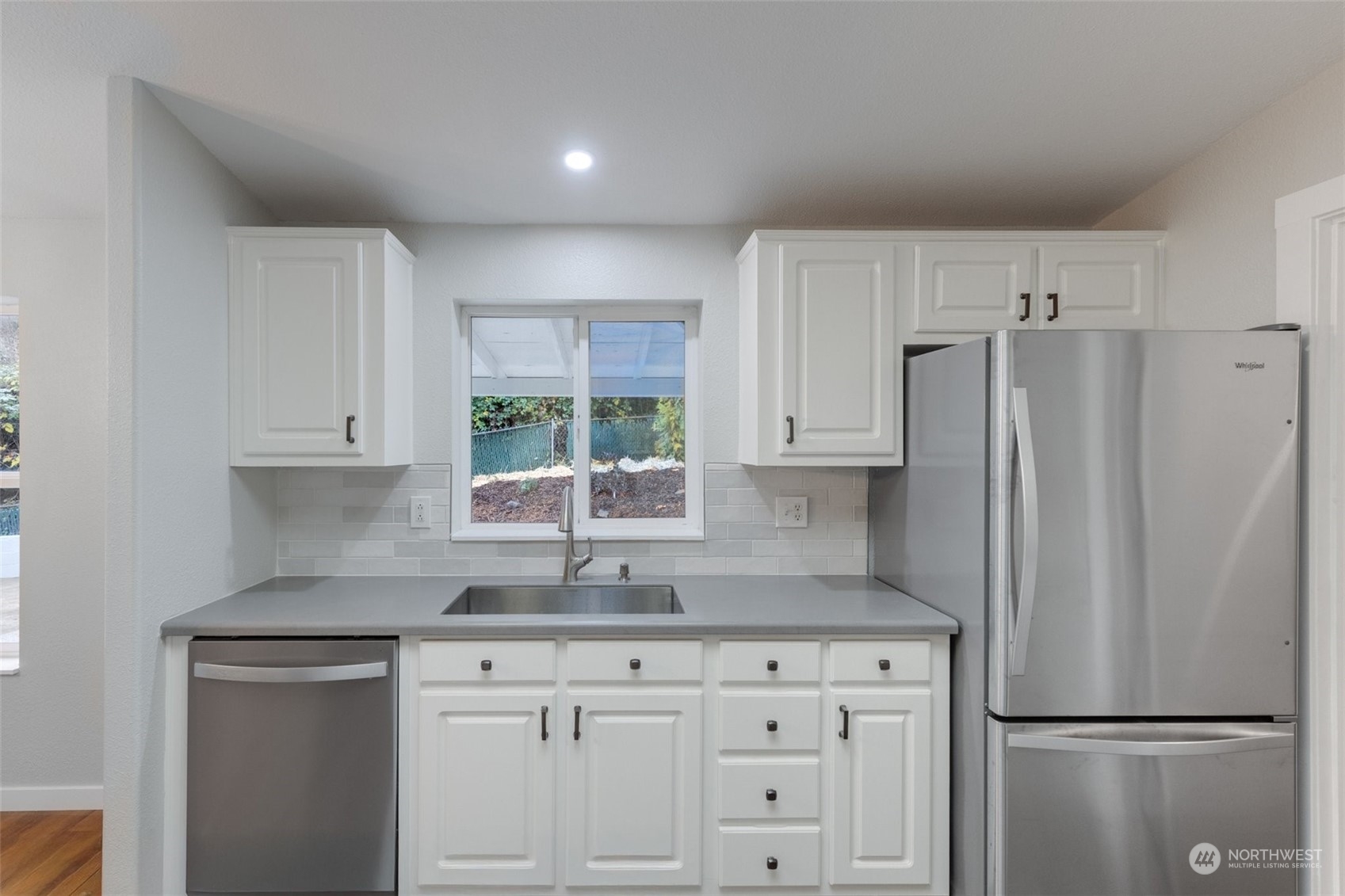 125 Hackett Road Longview, WA 98632 - Photo 8 of 34 a kitchen with appliances a sink and a window