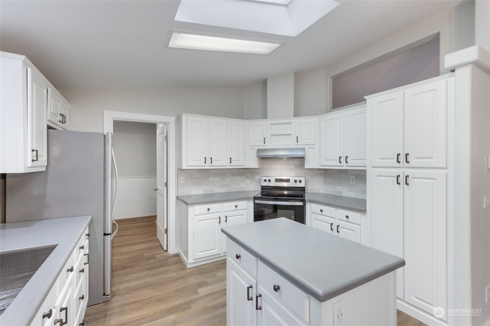 125 Hackett Road Longview, WA 98632 - Photo 9 of 34 a kitchen with stainless steel appliances a sink stove and refrigerator