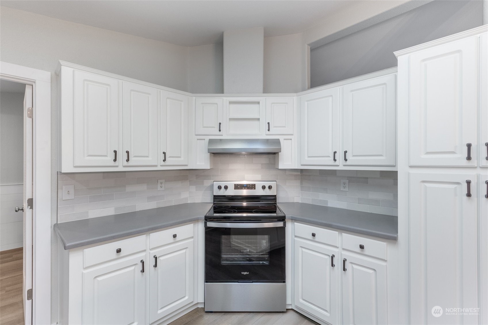 125 Hackett Road Longview, WA 98632 - Photo 10 of 34 a kitchen with white cabinets and appliances