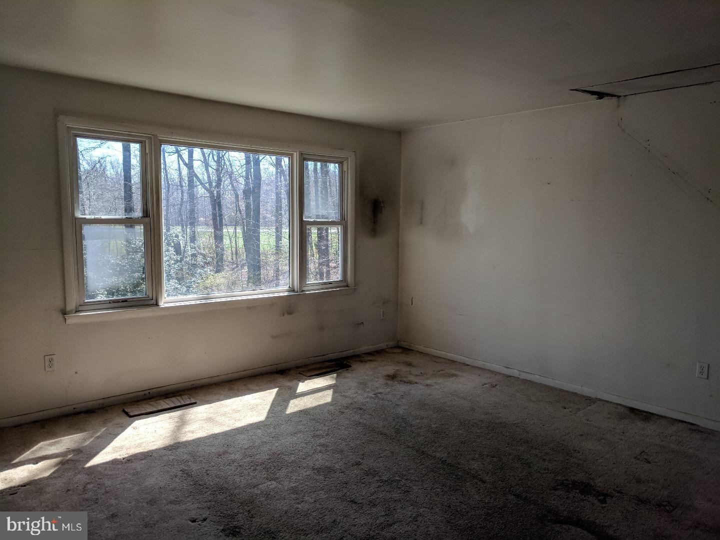 252 South Game Creek Road Carneys Point, NJ 08069 - Photo 2 of 10 Living Room