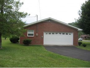 304 Lee Erwin, TN 37650 - Photo 3 of 8 Attached Garage